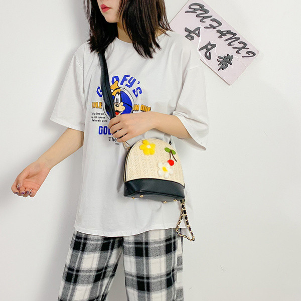 Geanta de dama moderna din piele ecologica cu element 3D in patru culori