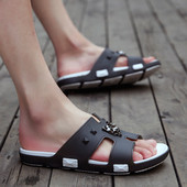 Model nou de papuci barbatesti in trei culori cu element metalic