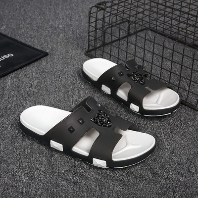 Model nou de papuci barbatesti in trei culori cu element metalic