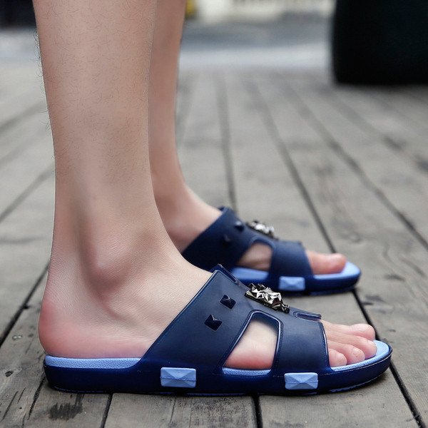 Model nou de papuci barbatesti in trei culori cu element metalic