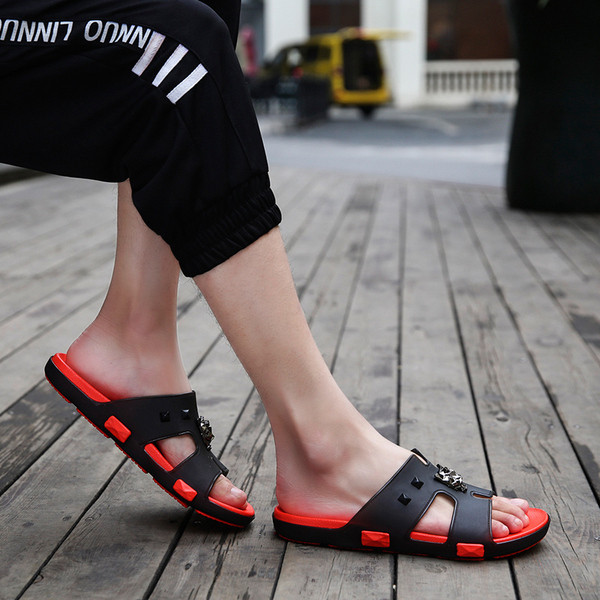 Model nou de papuci barbatesti in trei culori cu element metalic