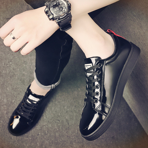 Tenisi actuali pentru bărbați cu emblemă - în două culori