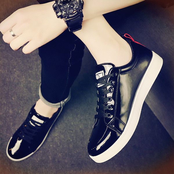 Tenisi actuali pentru bărbați cu emblemă - în două culori