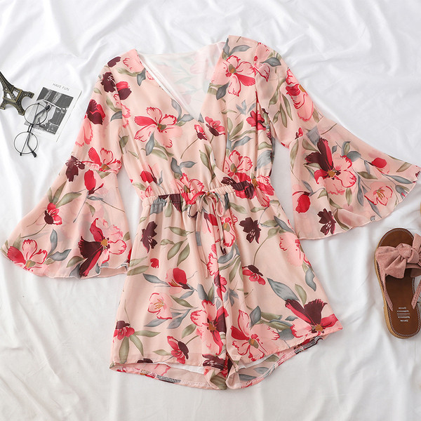 Стилен дамски къс гащеризон с лотос ръкави и флорални мотиви в няколко цвята