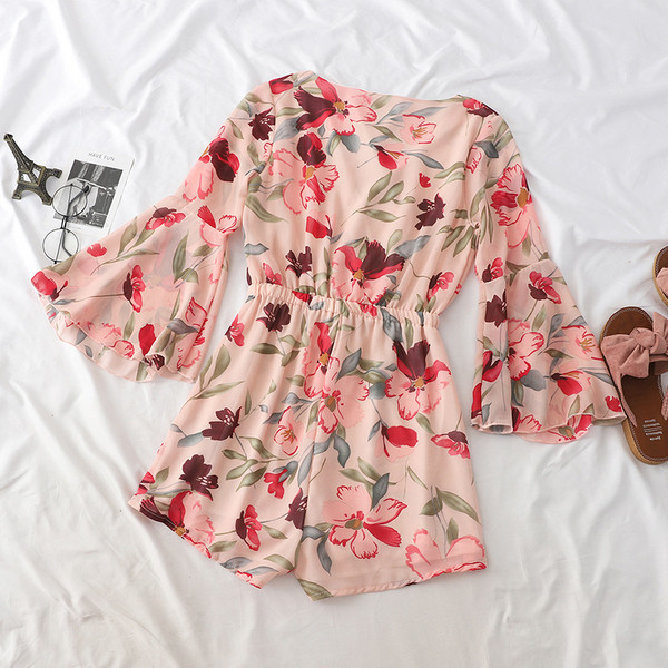 Стилен дамски къс гащеризон с лотос ръкави и флорални мотиви в няколко цвята