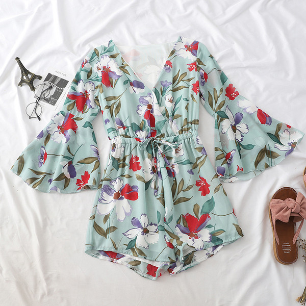 Стилен дамски къс гащеризон с лотос ръкави и флорални мотиви в няколко цвята