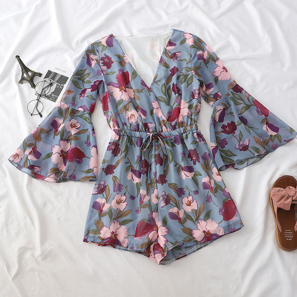 Стилен дамски къс гащеризон с лотос ръкави и флорални мотиви в няколко цвята