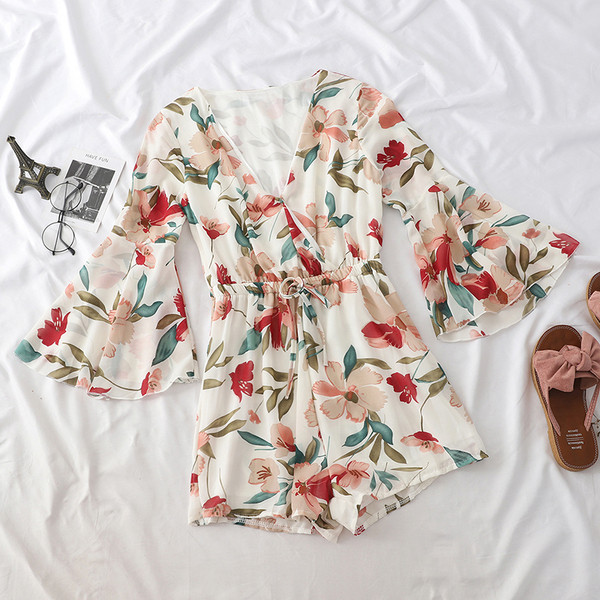 Стилен дамски къс гащеризон с лотос ръкави и флорални мотиви в няколко цвята