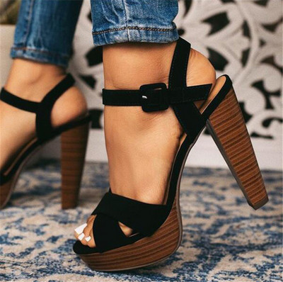 Дамски стилни сандали на висок ток в черен цвят