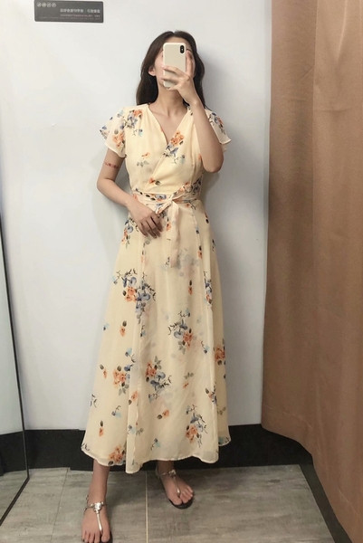 Rochie de dama de culoare galbena cu model floral cu maneci scurte