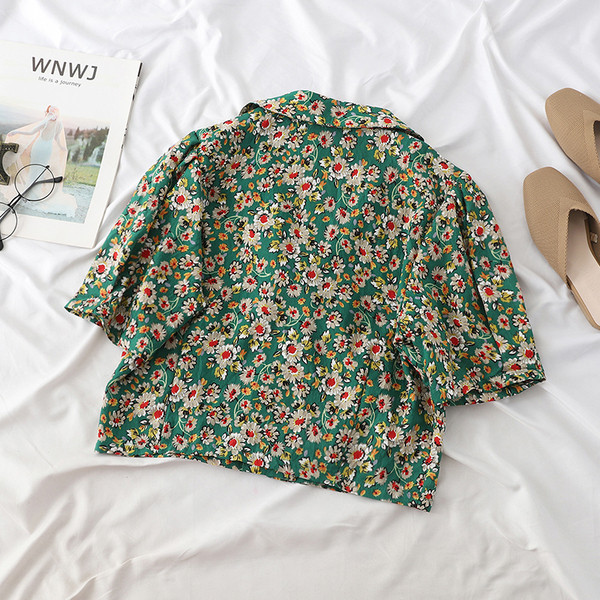 Cămașă scurtă de damă modernă cu motive florale în alb și verde