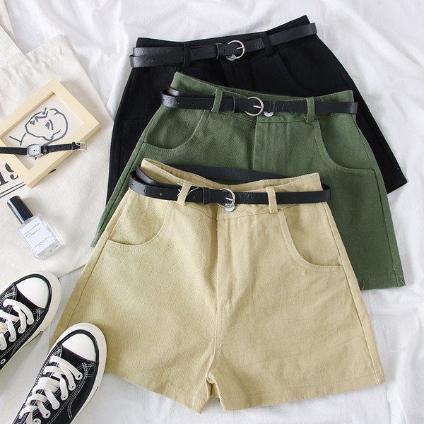 Pantaloni scurti eleganti de dama in mai multe culori si curea