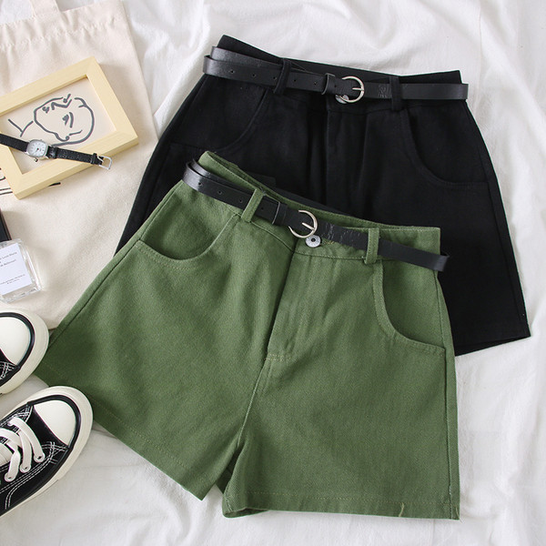 Pantaloni scurti eleganti de dama in mai multe culori si curea