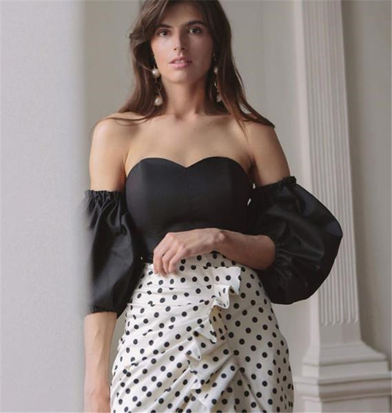 Bluză de damă modernă cu umerii goi și mâneci largi