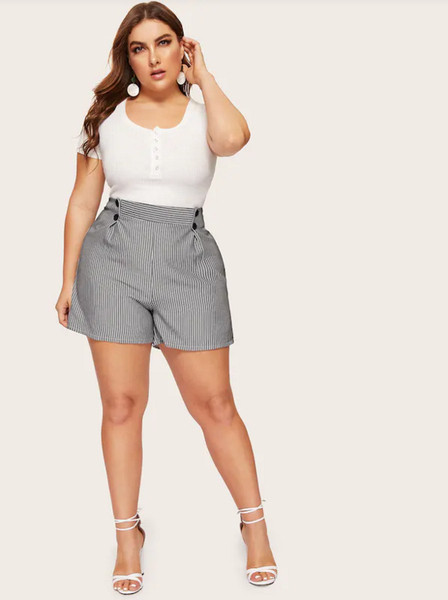 Pantaloni scurți de damă în dungi cu talie înaltă