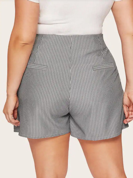 Pantaloni scurți de damă în dungi cu talie înaltă