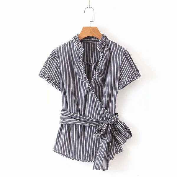 Cămașă de damă în dungi, cu mâneci scurte și legături în talie