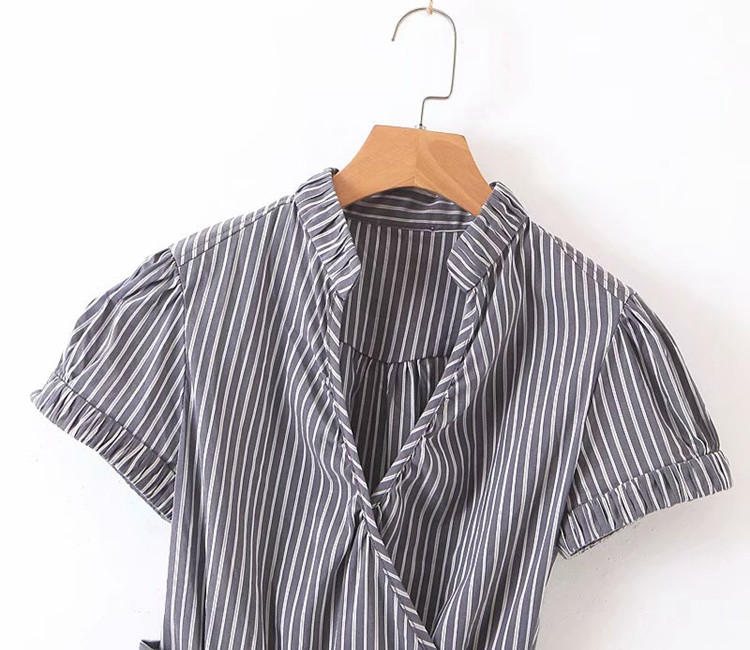 Cămașă de damă în dungi, cu mâneci scurte și legături în talie