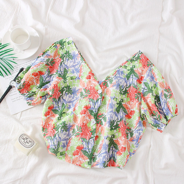 Bluză de damă colorată cu decolteu în V și nasturi