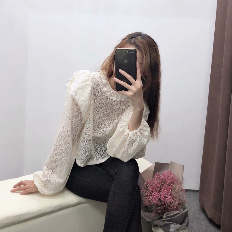 Bluză de damă din dantelă cu mâneci largi cu elastic în alb