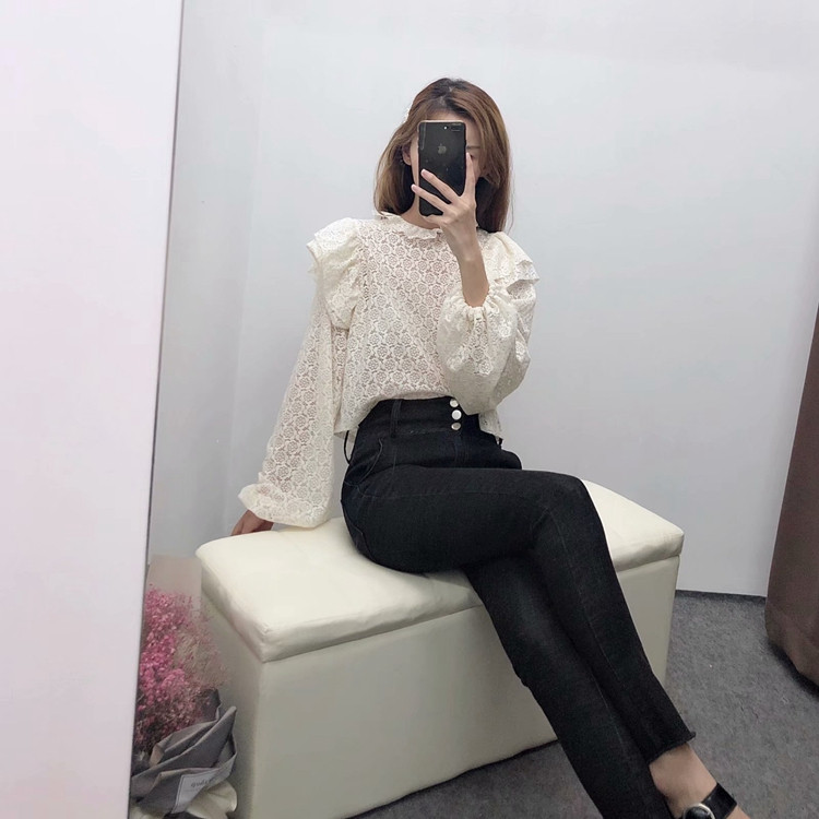 Bluză de damă din dantelă cu mâneci largi cu elastic în alb