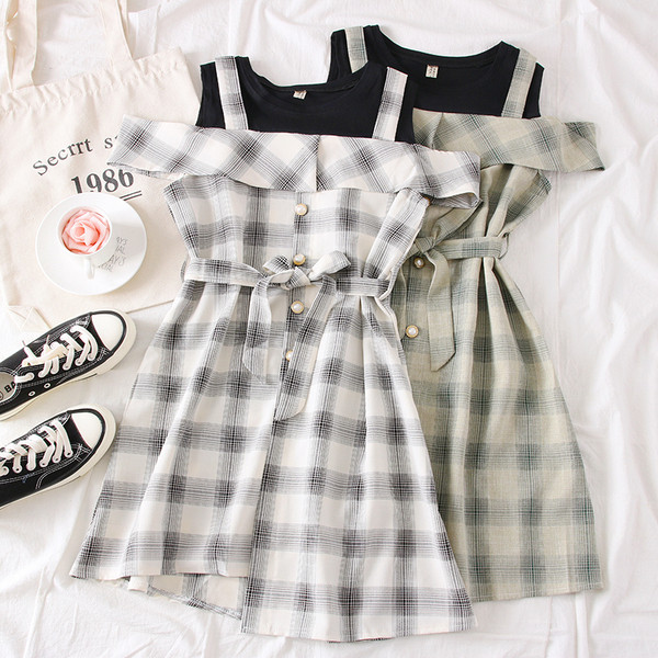 Rochie moderna de dama cu umerii goi si curea