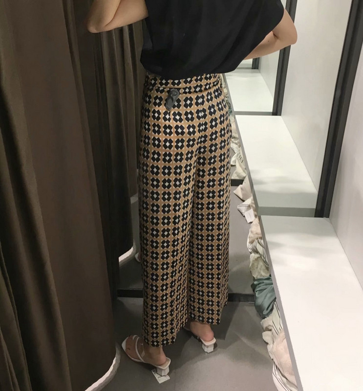 Pantaloni largi de dama cu lungimea de 9/10 cu model cu model