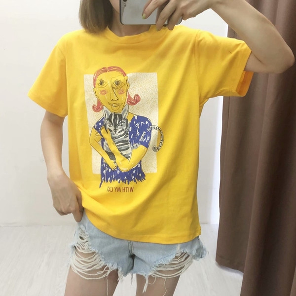 Tricou de dama de culoare galbena si aplicatie