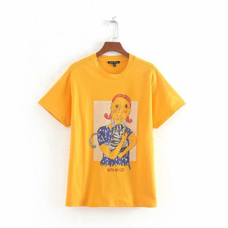 Tricou de dama de culoare galbena si aplicatie