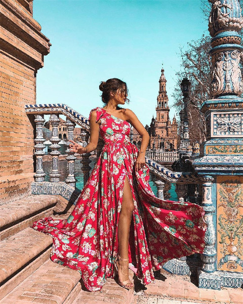 Rochie lungă de damă elegantă, cu o fantă în model floral