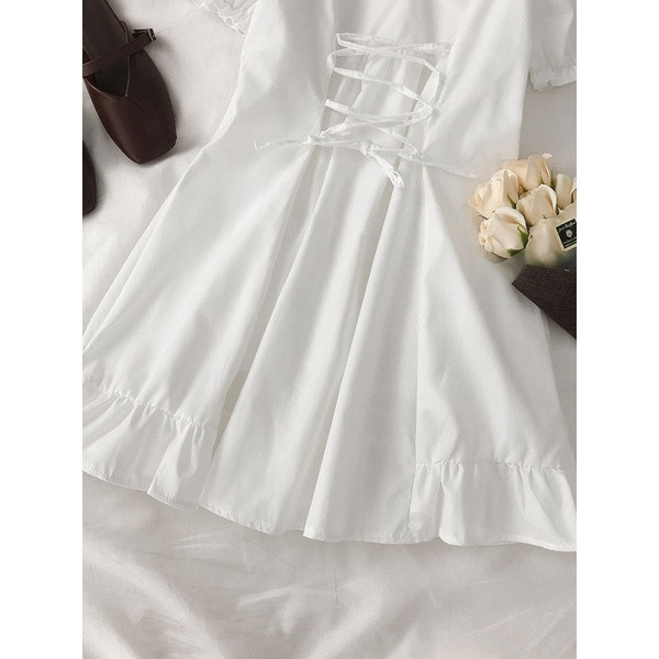 Модерна дамска рокля с къс ръкав и връзки в бял цвят