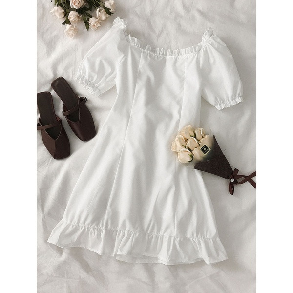 Модерна дамска рокля с къс ръкав и връзки в бял цвят