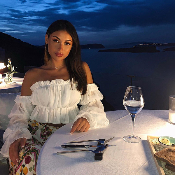 Bluză scurtă de damă actuală cu mâneci căzute în alb