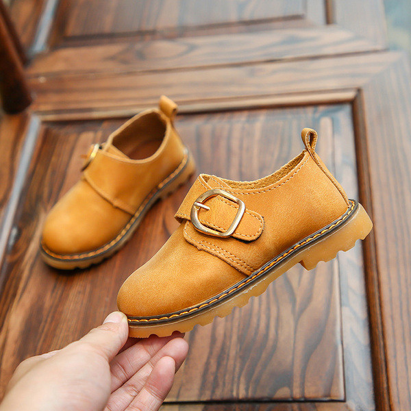 Model nou de pantofi pentru copii cu cataramă în trei culori pentru fete