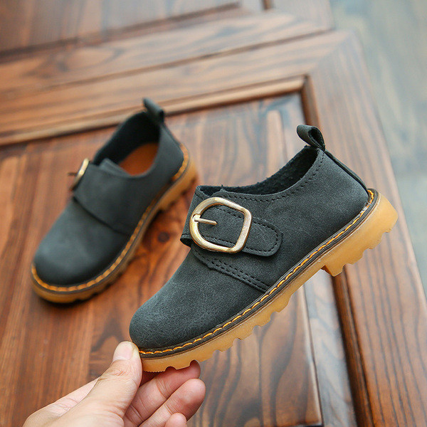 Model nou de pantofi pentru copii cu cataramă în trei culori pentru fete