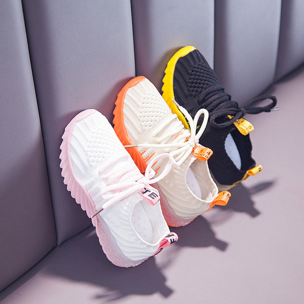 Model nou de adidași pentru copii în trei culori - pentru băieți și fete