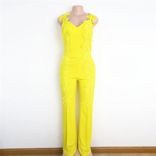 Модерен дамски гащеризон с 3D елемент цветя в жълт цвят