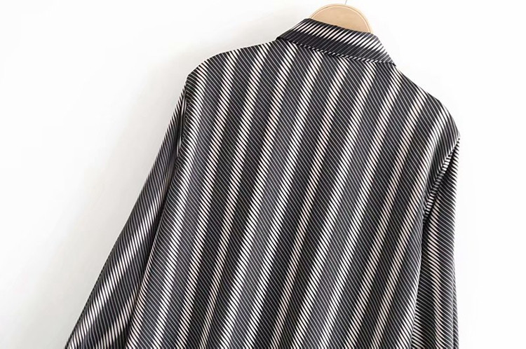 Cămașă de damă în dungi cu mâneci lungi și guler clasic