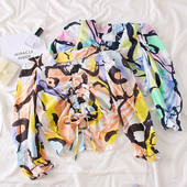 Bluză de damă colorată cu decolteu în V și șireturi în două culori