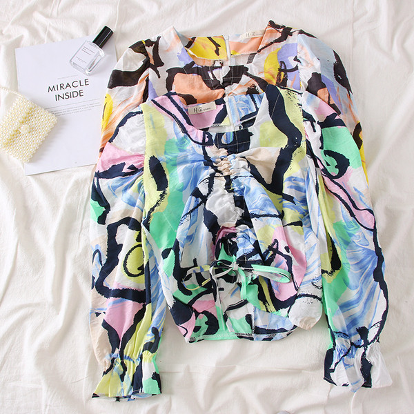 Bluză de damă colorată cu decolteu în V și șireturi în două culori