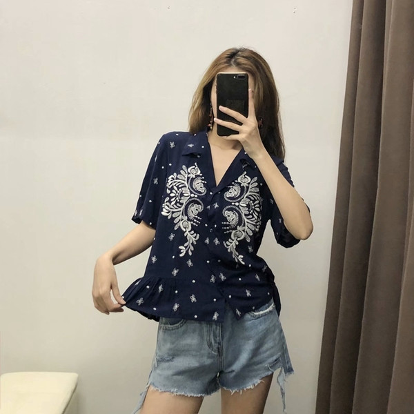 Дамска риза в син цвят с къс ръкав и бродерия