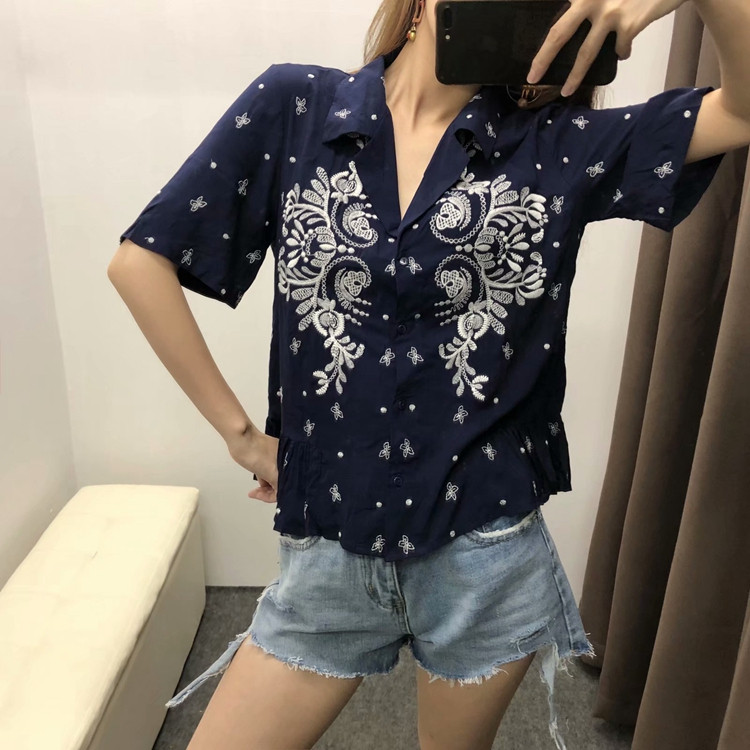 Дамска риза в син цвят с къс ръкав и бродерия