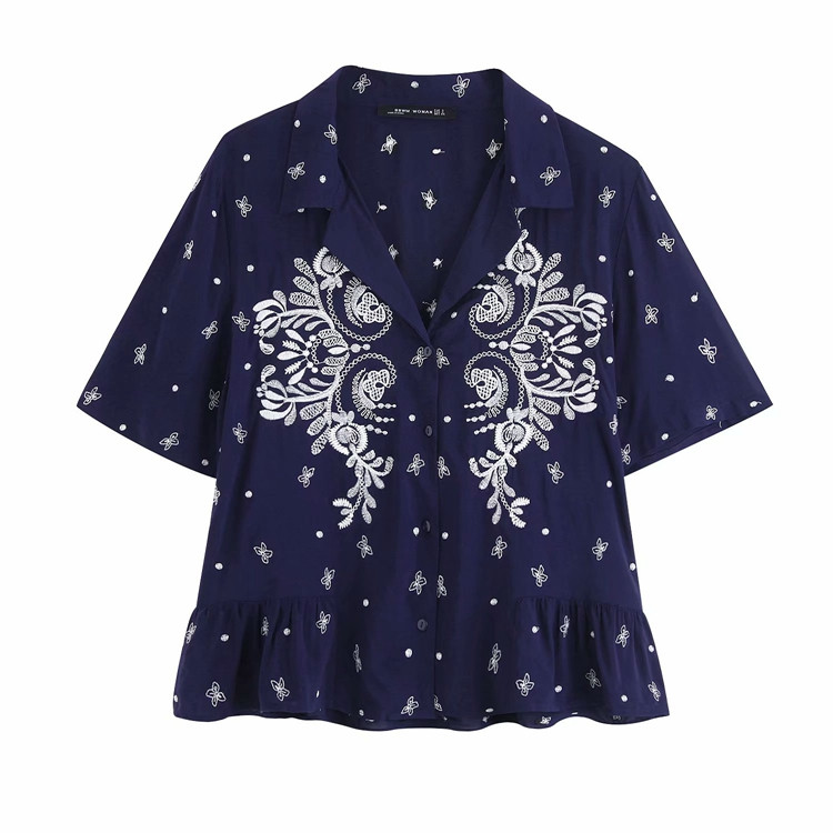 Дамска риза в син цвят с къс ръкав и бродерия