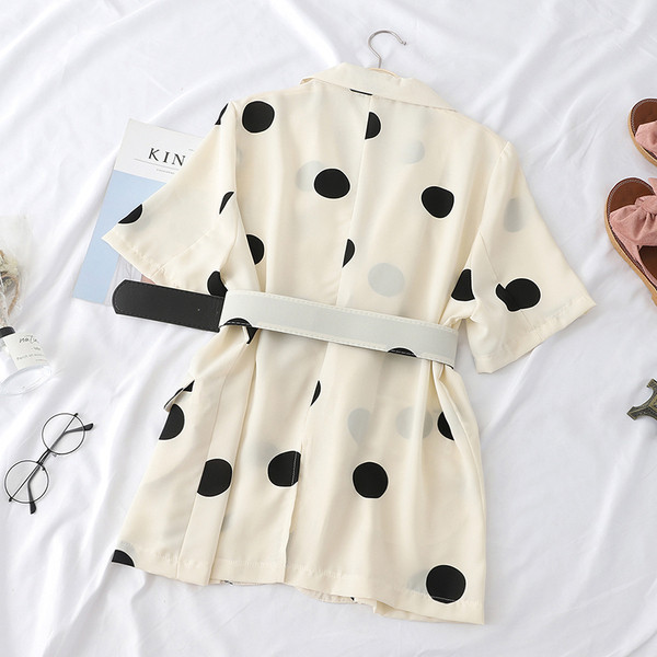 Стилно дамско сако с къс ръкав и колан в черен и бял цвят