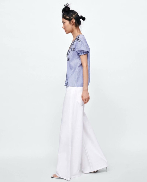 Bluză de damă cu decolteu în V, broderie și mâneci scurte