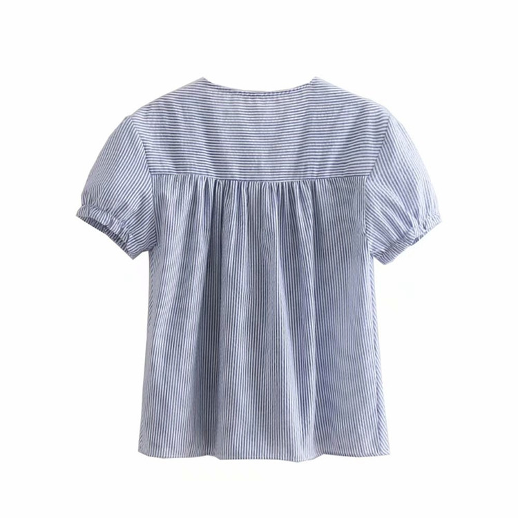 Bluză de damă cu decolteu în V, broderie și mâneci scurte