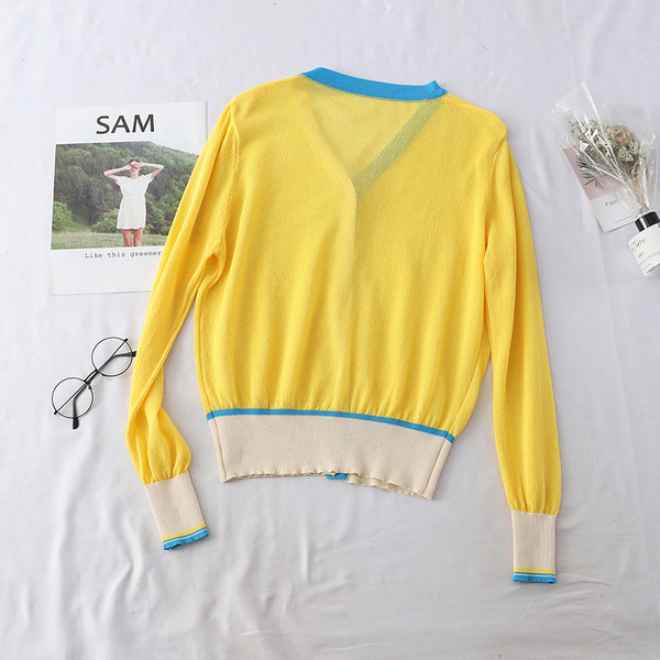 Vestă subțire de damă cu decolteu în V în negru și galben