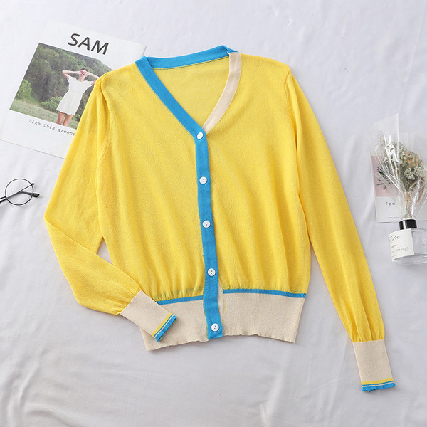 Vestă subțire de damă cu decolteu în V în negru și galben