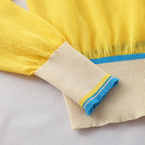 Vestă subțire de damă cu decolteu în V în negru și galben