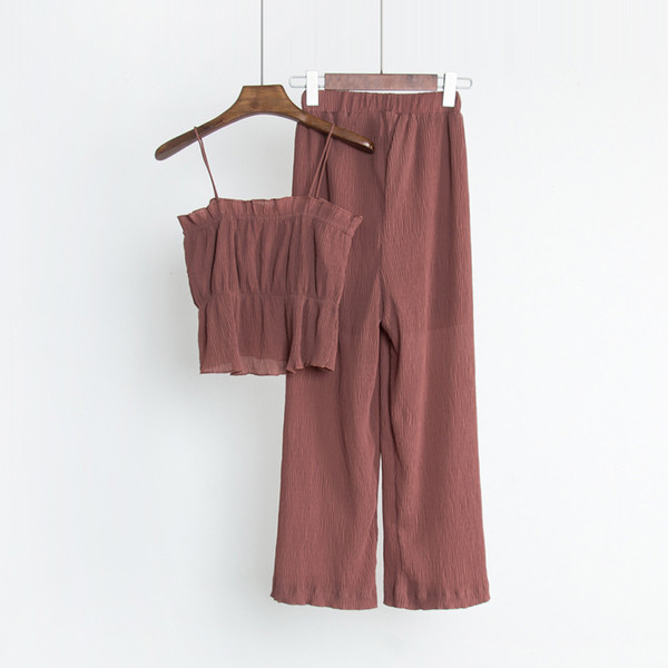 Set modern pentru femei care include un maiou cu bretele subțiri și pantaloni largi în mai multe culori